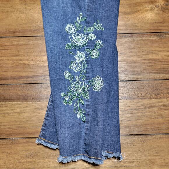 Pioneer Woman Pull On Capris w/ Raw Hem & Green Flower Embroidery - Size Large - Picture 3 of 7